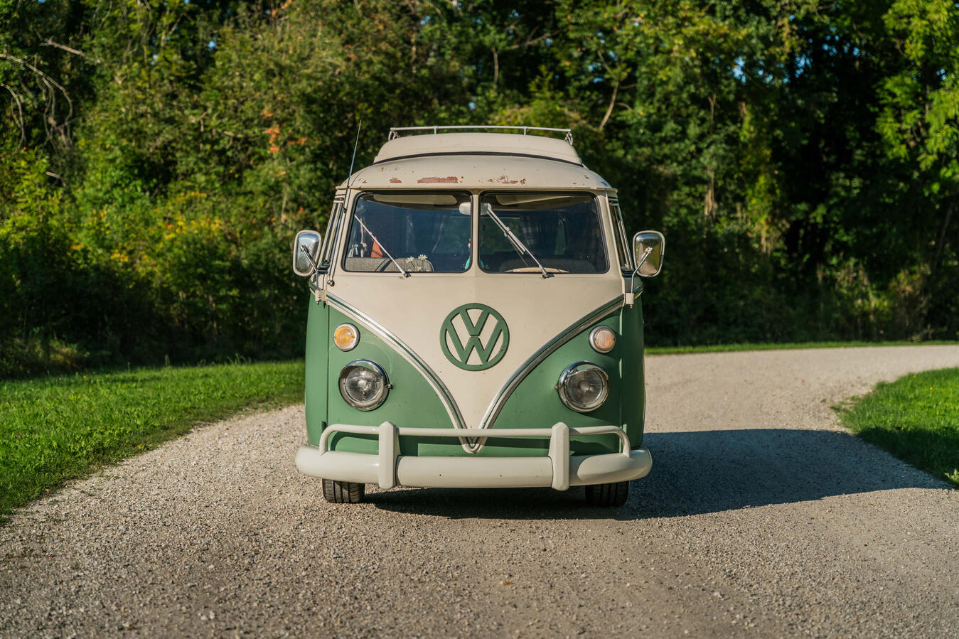 Mehr als nur ein Oldtimer VW T1 Westfalia Bulli von 1966 auf einer Ausfahrt in Bayern