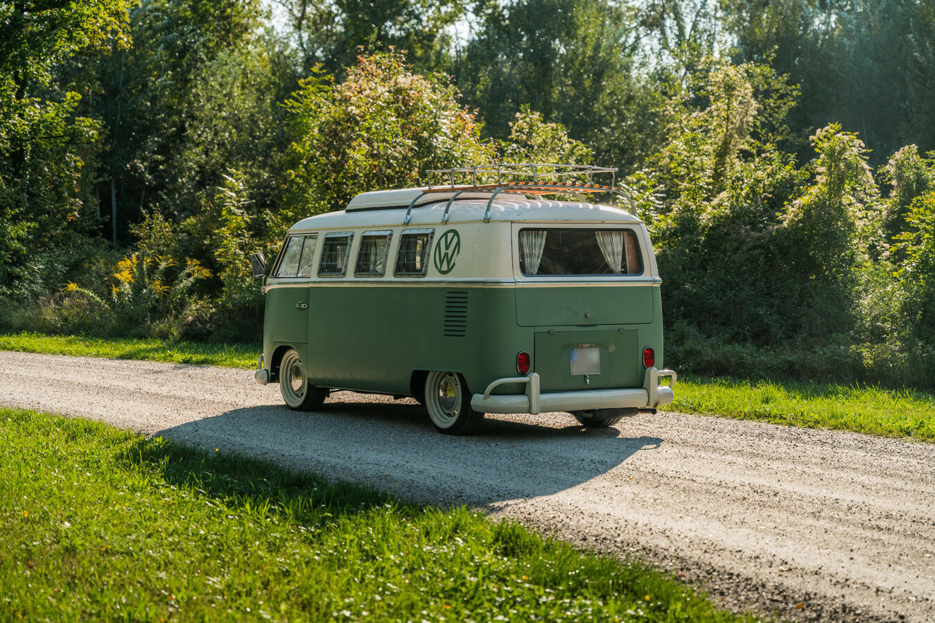Zeitloser Bulli Charme, der einfach begeistert Historischer VW T1 Westfalia von 1966 in Außenansicht