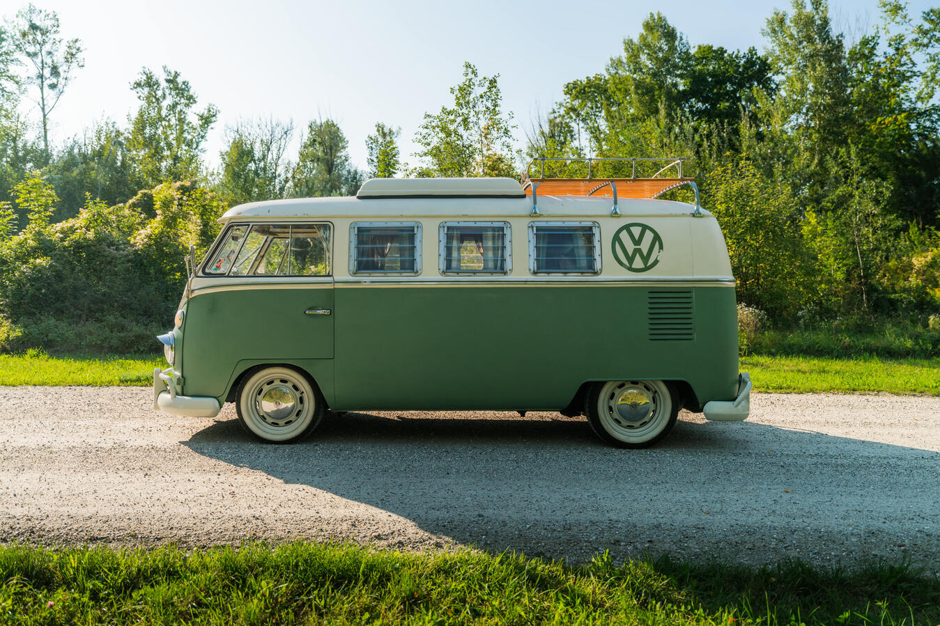 Eine echte Ikone auf vier Rädern VW T1 Bulli Westfalia Baujahr 1966 in Seitenansicht