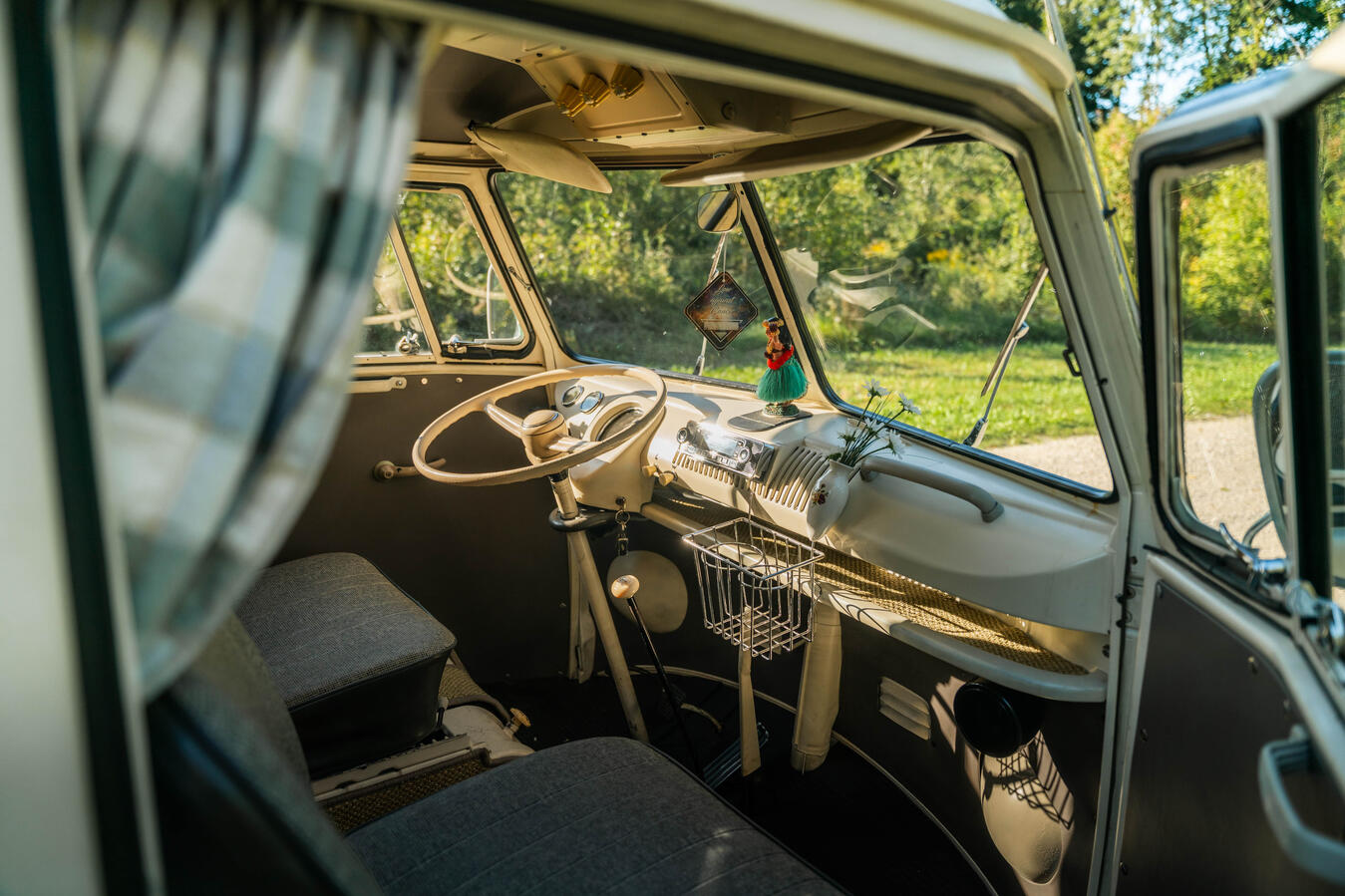 Der Platz für die nächste besondere Fahrt Fahrer und Beifahrer im Innenraum des VW T1 Westfalia Baujahr 1966