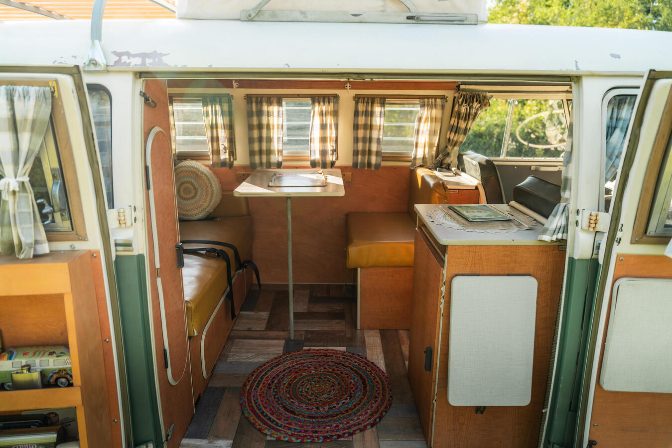 Platz für gemeinsame Momente unterwegs Sitzbereich im Innenraum des VW T1 Westfalia mit Sitzmöglichkeiten für vier Personen