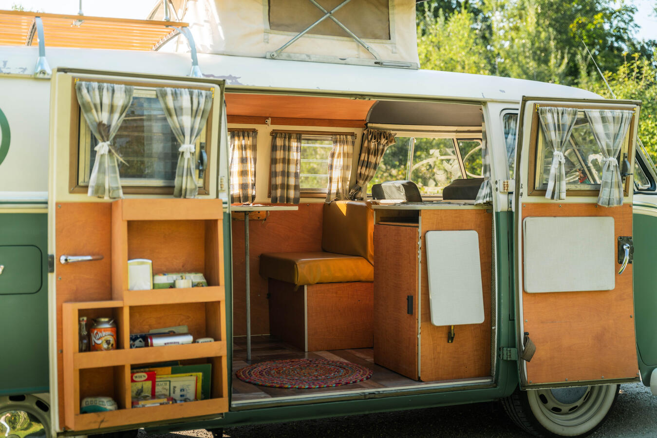 Camping Feeling trifft auf echten Oldtimer Charme Campingausstattung im VW T1 Westfalia 1966 mit Sitzbank und Innenausstattung
