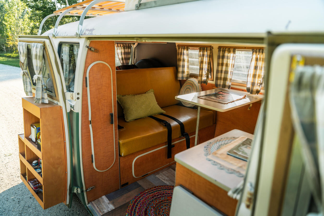 Einsteigen, zurücklehnen und das Erlebnis genießen Innenraum des historischen VW T1 Westfalia mit originaler Campingausstattung
