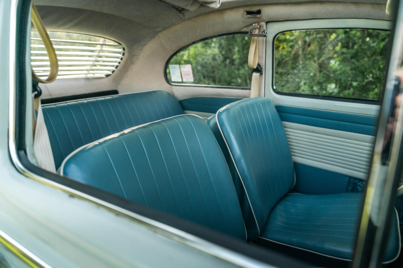Platz für das Brautpaar und ganz besondere Momente Rückbank des VW Käfer 1960 als Sitzplatz für ein Brautpaar