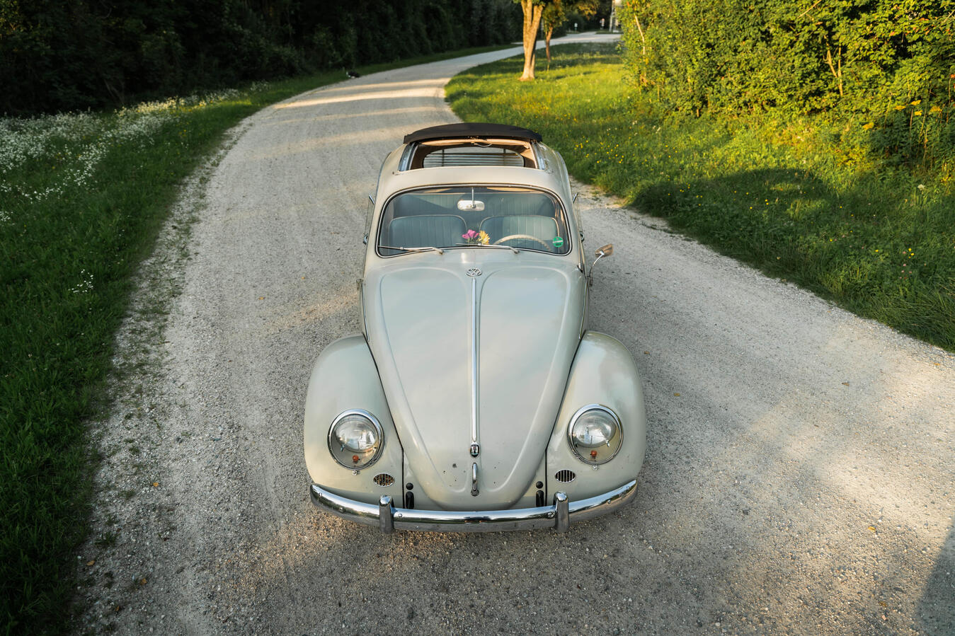 Klassischer Stil für euren besonderen Tag VW Käfer mit Faltdach als Hochzeitsauto für eine Hochzeit in Bayern