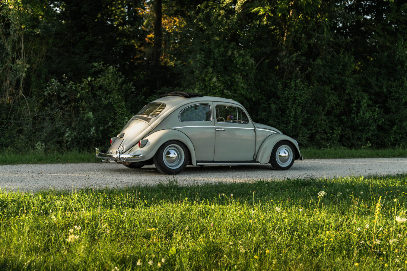Wenn ein Oldtimer zum Mittelpunkt wird VW Käfer mit Faltdach als Hochzeitsauto in Bayer