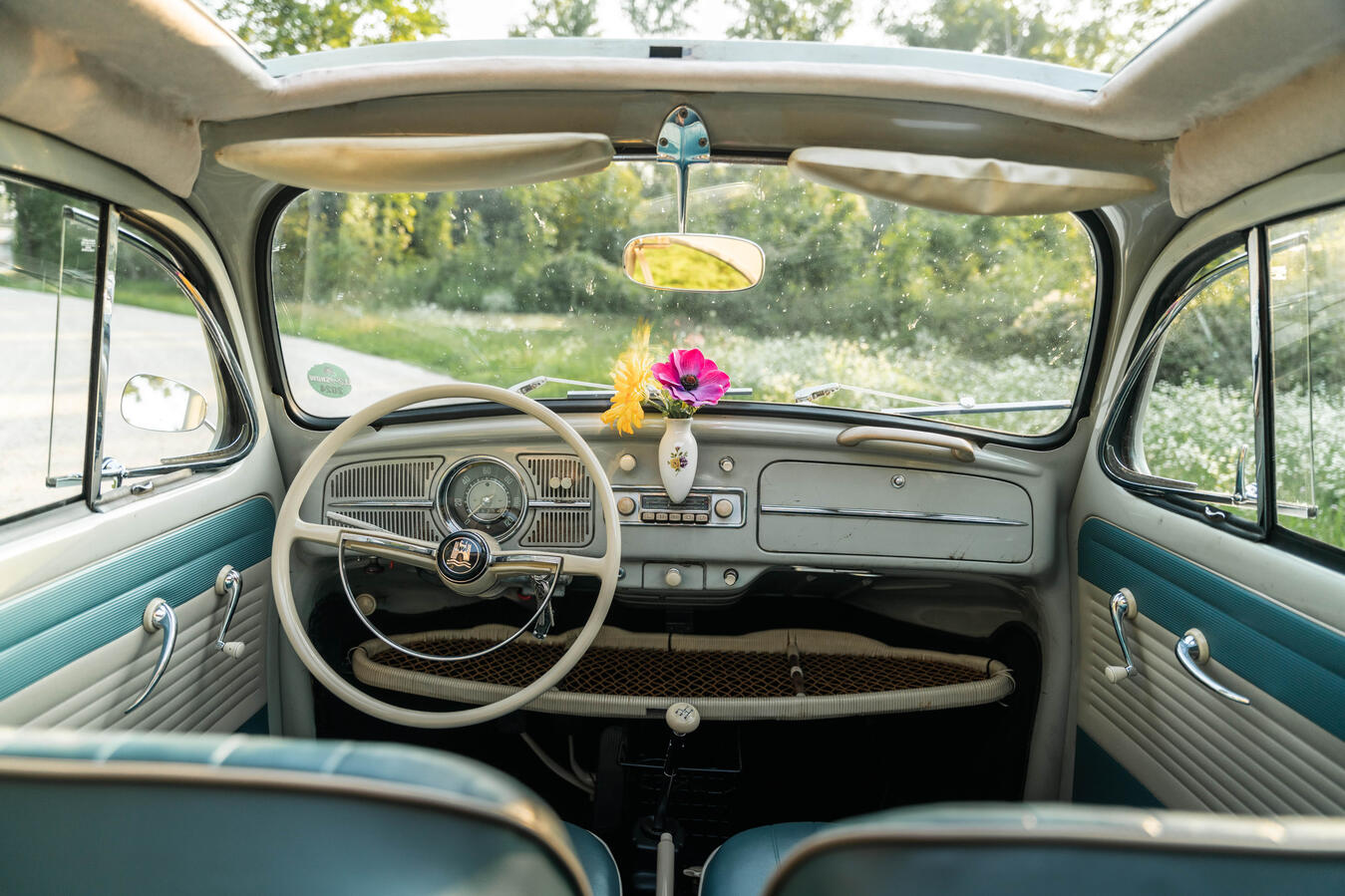 Platz nehmen und den Moment genießen Fahrer und Beifahrer im VW Käfer Baujahr 1960