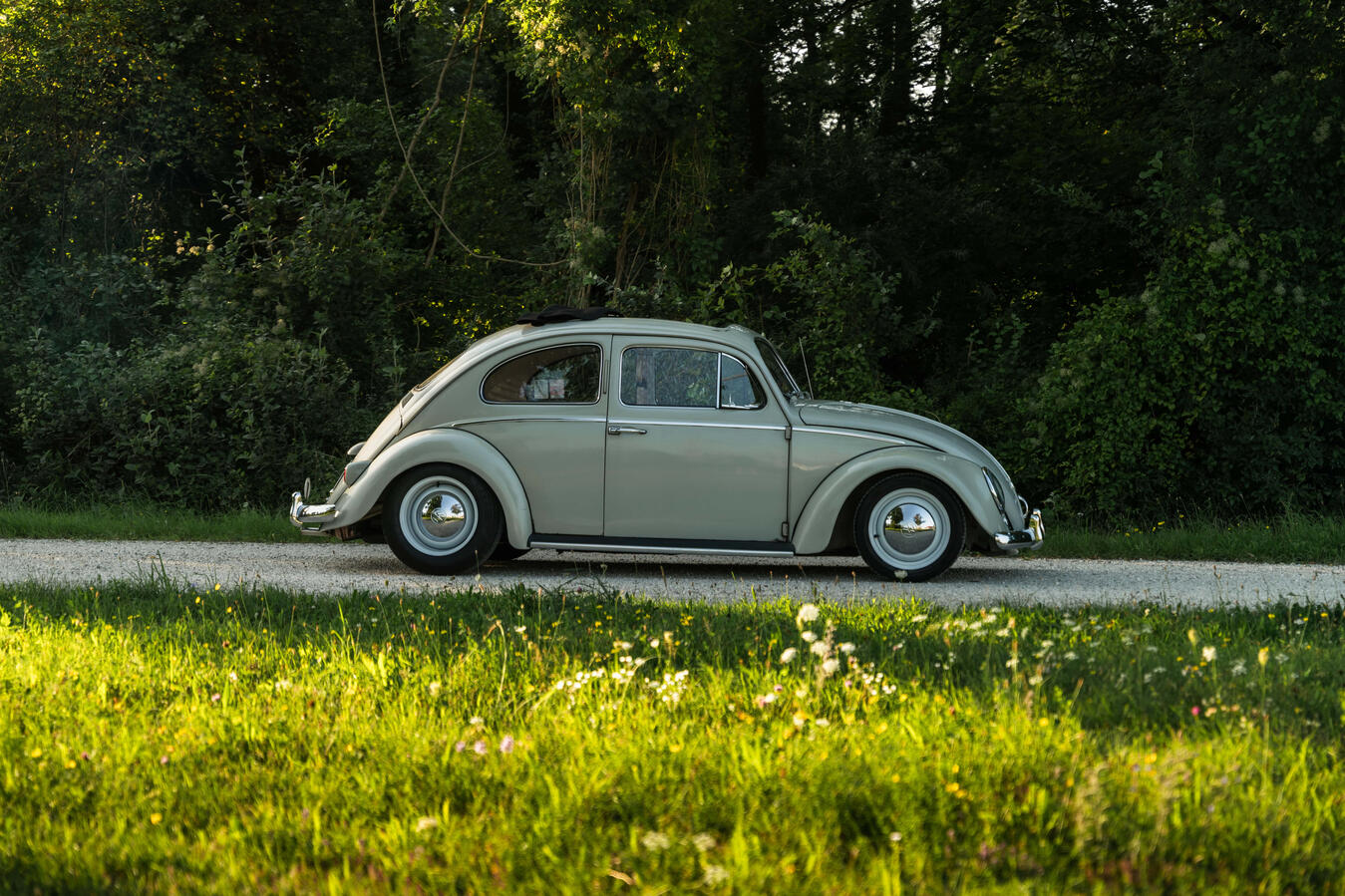 Zeitloser Charme auf vier Rädern Historischer VW Käfer mit Faltdach Baujahr 1960
